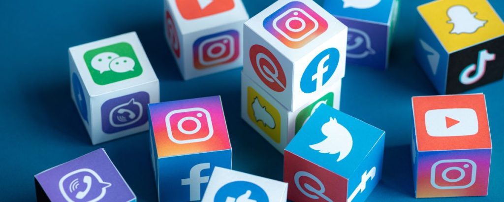 How to schedule social media posts with online tools?